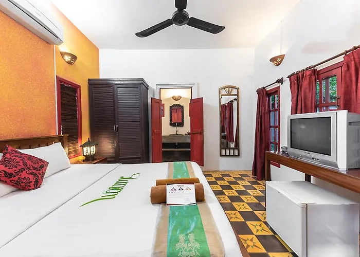 Golden Banana Hotel