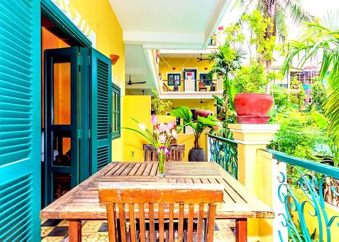 Golden Banana Hotel